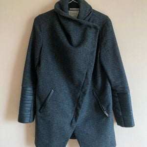 casaco sobretudo bershka cinza escuro e preto m 38 40 jaqueta inverno 140045299?action_source=69599&ref=home_home&rsp=1&rspix=1