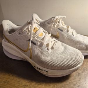 tenis nike vomero 17 bege 35 146274122?action_source=76398&ref=home_home&rsp=1&rspix=1