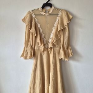 vestido vintage bege decote v estilo cottagecore renascentista camponesa 151394362?action_source=74549&ref=home_home&rsp=1&rspix=1