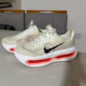 tenis nike vomero premium branco e laranja 146778261?action_source=31946&ref=home_home&rsp=1&rspix=1