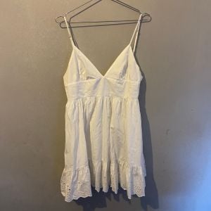 vestido curto zara branco p 149722794?action_source=76596&ref=home_home&rsp=1&rspix=1