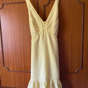 vestido curto amarelo damyller 132931196?action_source=66695&ref=home_home&rsp=1&rspix=1