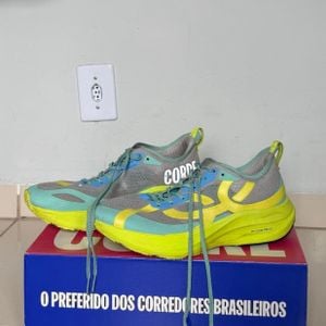 tenis olympikus corre 4 cinza e amarelo 152210622?action_source=76398&ref=home_home&rsp=1&rspix=1