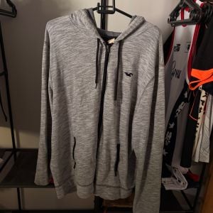 blusa de frio hollister cinza 146737741?action_source=72767&ref=home_home&rsp=1&rspix=1