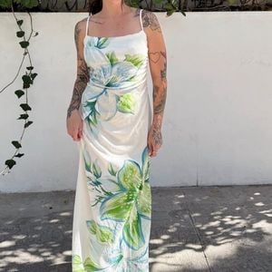 vestido longo lirio alcinha farm rio estampa delicada floral branco 136417880?action_source=31319&ref=home_home&rsp=1&rspix=1