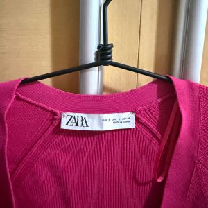 blusa zara rosa p 142980040?action_source=31319&ref=home_home&rsp=1&rspix=1