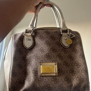 bolsa guess de mao marrom 148891244?action_source=76594&ref=home_home&rsp=1&rspix=1