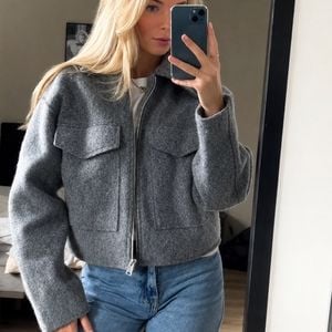 jaqueta zara feminina cinza 148595570?action_source=72470&ref=home_home&rsp=1&rspix=1