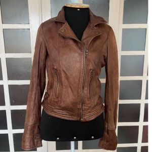 jaqueta couro pelica bershka 134485019?action_source=69599&ref=home_home&rsp=1&rspix=1