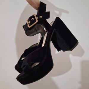 salto gotico em veludo 134385111?action_source=64649&ref=home_home&rsp=1&rspix=1