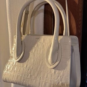 bolsa tote arezzo off white croco 149410851?action_source=64648&ref=home_home&rsp=1&rspix=1