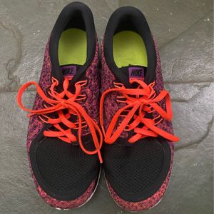 tenis esportivo nike usado rosa e preto 111310180?action_source=76398&ref=home_home&rsp=1&rspix=1