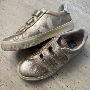 tenis vert dourado 35 141577101?action_source=31946&ref=home_home&rsp=1&rspix=1