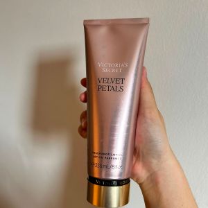 creme hidratante victorias secret velvet petals 236ml original 144339420?action_source=76403&ref=home_home&rsp=1&rspix=1