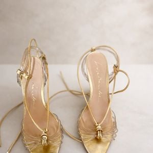 sandalia dourada de tiras salto fino e bico folha 137514349?action_source=69863&ref=home_home&rsp=1&rspix=1