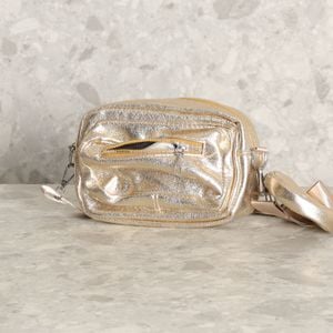 bolsa tiracolo dourada 137138209?action_source=70096&ref=home_home&rsp=1&rspix=1