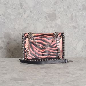 bolsa preta estampada zara 138410399?action_source=70754&ref=home_home&rsp=1&rspix=1