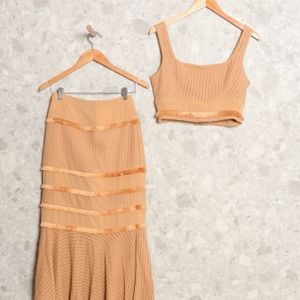 conjunto bege cropped e saia blessed atelie 131181417?action_source=73427&ref=home_home&rsp=1&rspix=1