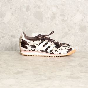 tenis bege animal print adidas 136412364?action_source=70096&ref=home_home&rsp=1&rspix=1