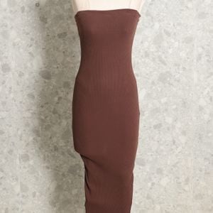 vestido marrom canelado bershka 141182686?action_source=73427&ref=home_home&rsp=1&rspix=1