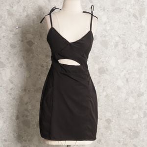 vestido preto cut out 128362217?action_source=67322&ref=home_home&rsp=1&rspix=1