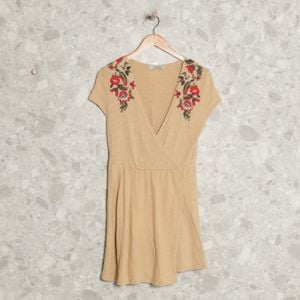 vestido bege floral zara 128439590?action_source=70853&ref=home_home&rsp=1&rspix=1