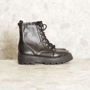 coturno preto la lia maria 139475840?action_source=70096&ref=home_home&rsp=1&rspix=1