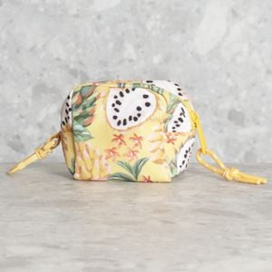 necessaire amarela farm 139886162?action_source=70754&ref=home_home&rsp=1&rspix=1