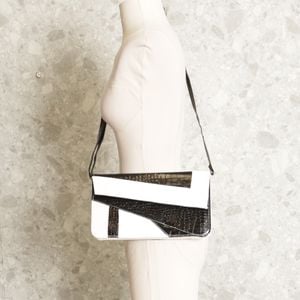 bolsa branca e preta 130909409?action_source=69004&ref=home_home&rsp=1&rspix=1