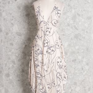 vestido abstrato bege lf 135957844?action_source=72472&ref=home_home&rsp=1&rspix=1