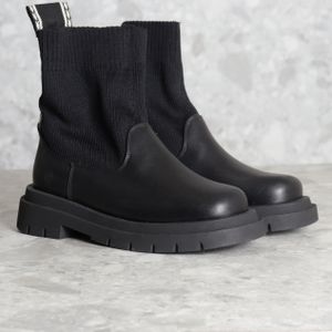 bota preta lanca perfume 139490165?action_source=70096&ref=home_home&rsp=1&rspix=1