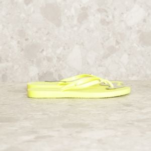 chinelo amarelo fluorescente arezzo 103421947?action_source=74713&ref=home_home&rsp=1&rspix=1