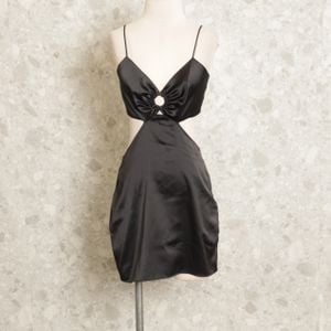 vestido preto cut out zara 133835711?action_source=73031&ref=home_home&rsp=1&rspix=1