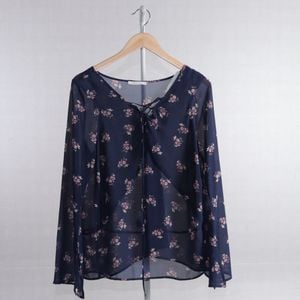 blusa azul seda floral yessica 87361892?action_source=70358&ref=home_home&rsp=1&rspix=1