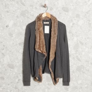 casaco cinza pelos hollister 142790323?action_source=71612&ref=home_home&rsp=1&rspix=1