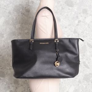 bolsa preta couro michael kors 138778692?action_source=74816&ref=home_home&rsp=1&rspix=1