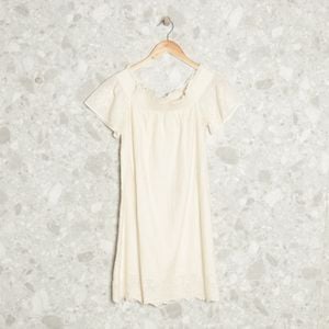 vestido bege bordada 120707213?action_source=70853&ref=home_home&rsp=1&rspix=1