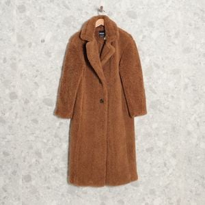 sobretudo longo marrom bershka 138768192?action_source=70096&ref=home_home&rsp=1&rspix=1