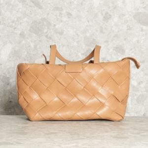 bolsa mao marrom amarelado arezzo 123173952?action_source=70986&ref=home_home&rsp=1&rspix=1