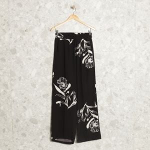 calca pantalona preta floral 142573301?action_source=72668&ref=home_home&rsp=1&rspix=1