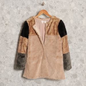 casaco bege e preto pelucia zara girls 125761410?action_source=70853&ref=home_home&rsp=1&rspix=1
