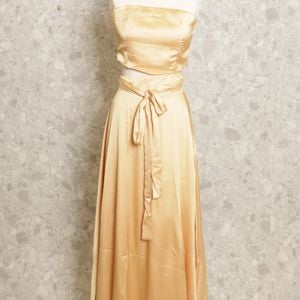 conjunto cropped e saia dourada nice to meet you 111345150?action_source=70358&ref=home_home&rsp=1&rspix=1