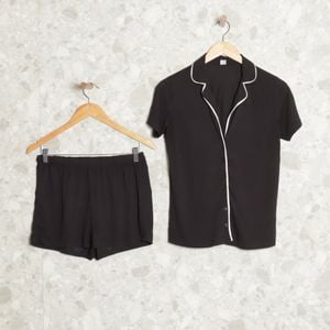 conjunto pijama preto blusa e short hering 140173953?action_source=70754&ref=home_home&rsp=1&rspix=1