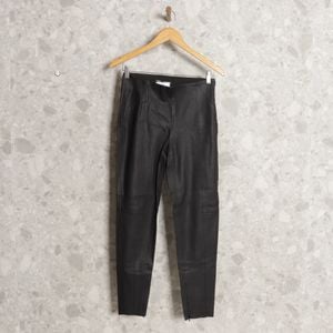 calca preta zara 126556003?action_source=70853&ref=home_home&rsp=1&rspix=1