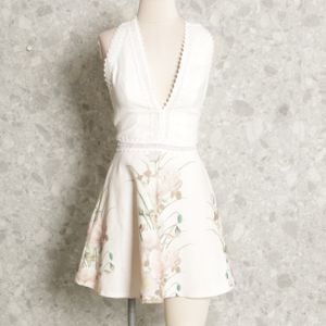 vestido branco floral lanca perfume 137223480?action_source=70096&ref=home_home&rsp=1&rspix=1