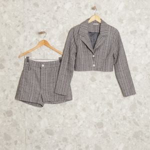 conjunto blazer e short cinza xadrez iolzze 135476947?action_source=72472&ref=home_home&rsp=1&rspix=1