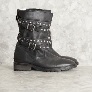 bota preta zara 141961107?action_source=71612&ref=home_home&rsp=1&rspix=1