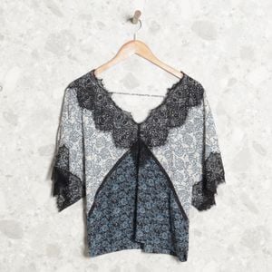 blusa branca e azul abstrata shoulder 147851413?action_source=75241&ref=home_home&rsp=1&rspix=1