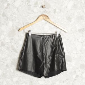 short saia preto lv store 122696119?action_source=69302&ref=home_enjoei_pro&rsp=1&rspix=1