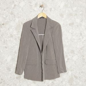 blazer cinza listrado lizie 141163263?action_source=71612&ref=home_home&rsp=1&rspix=1